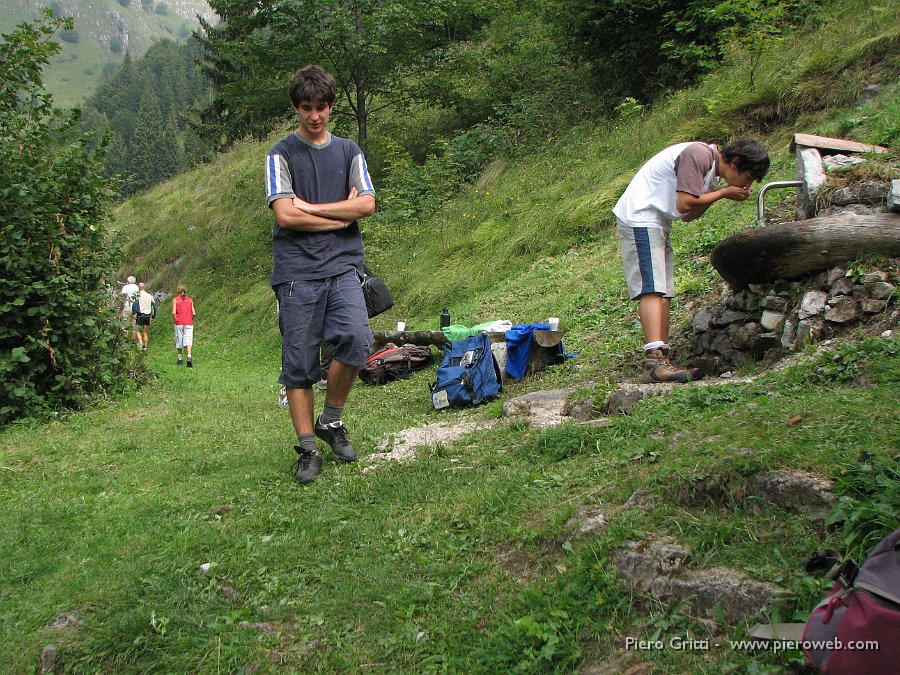 festaBeita 088.jpg - Fontana di fresca acqua sorgiva accanto alla Baita